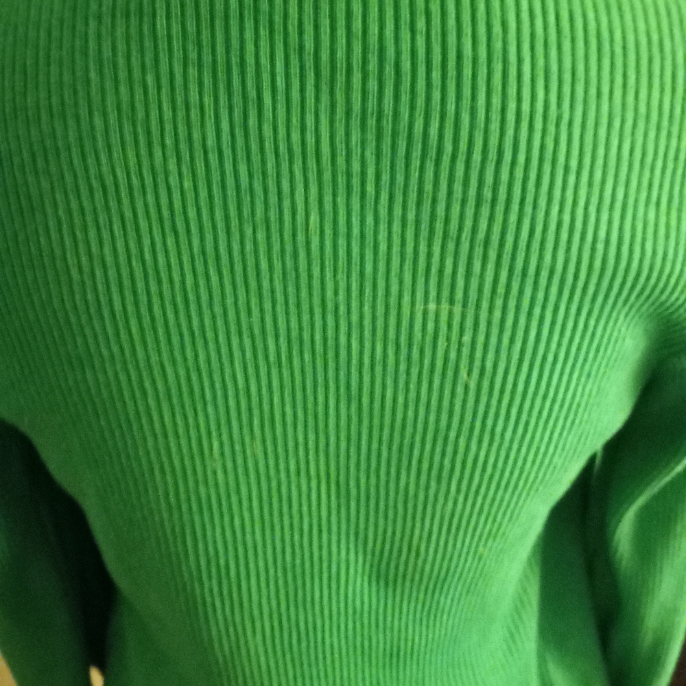 Used,not new,never worn 2pc kelly green sweater set size small. has slight spot - Picture 2 of 4